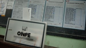 LIMA, 12 DE NOVIEMBRE DE 2006 ELECCIONES MUNICIPALES Y REGIONALES 2006. RECORRIDO CON MAGDALENA CHU, JEFA DE LA OFICINA NACIONAL DE PROCESOS ELECTORALES (ONPE), PARA OBSERVAR LA CAPACITACION DE MIEMBROS DE MESA E INSTALACION DE SISTEMA DE COMPUTO EN LAS OFICINAS DESCENTRALIZADAS DE PROCESOS ELECTORALES (ODPE). EN IMAGEN: ANFORA DE VOTACION. FOTO: FELIX INGARUCA /EL COMERCIO