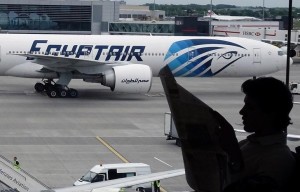 2016-05-21T155910Z_1_LYNXNPEC4K098_RTROPTP_3_AVION-EGYPTAIR-FUEGO