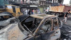 EBAG15. Baghdad (Iraq), 03/07/2016.- Iraqis gather at the site of suicide car bomb attack in the Karada district of central Baghdad, Iraq, 03 July 2016. At least 23 people were killed and 70 others were wounded in a suicide car bomb attack targeted Karada district of Baghdad and other attack by a roadside bomb in Shaab market , Iraqi police said. (Atentado, Bagdad) EFE/EPA/ALI ABBAS
