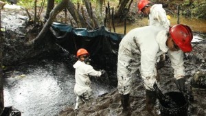 AMAZONAS, SABADO 13 DE FEBRERO DEL 2016, DERRAME DE CRUDO DE PETROLEO POR PARTE DE PETRO PERU EN EL RIO CHIRIACO, QUE DESENBOCA AL RIO MARANON. EN LA LOCALIDAD DE CHIRIACO, PROVINCIA DE BAGUA , DEPARTAMENTO AMAZONAS. ESTO ORIGINO UNA CONTAMINACION EN LAS AGUAS Y CULTIVOS CERCANOS AL DERRAME. FOTOS: ALESSANDRO CURRARINO/EL COMERCIO