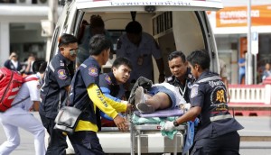 RUN290 HUA HIN (TAILANDIA) 12/08/2016.- Miembros de los servicios de emergencia atienden a un herido tras una explosión en Hua Hin (Tailandia) hoy, 12 de agosto de 2016. Al menos diez extranjeros resultaron heridos durante una serie de atentados entre anoche y hoy en varias localidades de Tailandia, en las que han muerto al menos cuatro tailandeses, informó a Efe la Policía. Entre los foráneos se encuentran cuatro alemanes, tres holandeses, dos italianos y un austríaco, todos ellos heridos durante la explosión en la noche de ayer de una bomba en el enclave turístico de Hua Hin, a unos 150 kilómetros al suroeste de Bangkok. EFE/Rungroj Yongrit