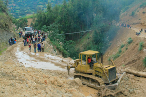 Huayco-destruye-carretera-y-deja-incomunicada