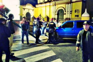 camioneta.pnp_.derriva.semaforoentrujillo1